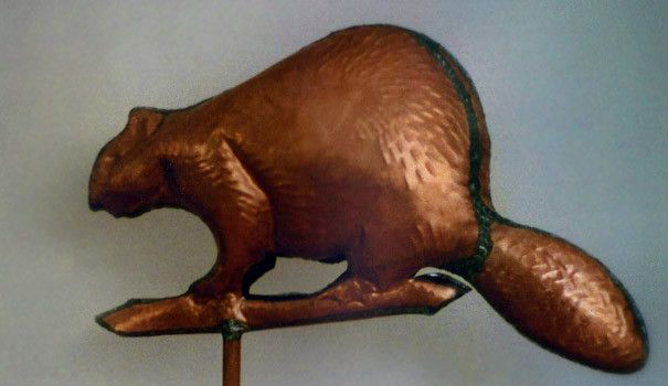 Girouette en cuivre martelé en forme de castor — ouvrage d’art ferblanterie