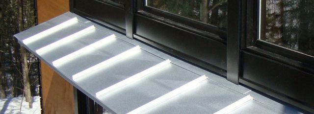 Détail de toiture à pincette en zinc en plein hiver — joints debout double pli