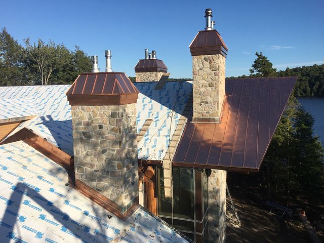 Installation en cours d’une toiture préfabriquée brune sur résidence